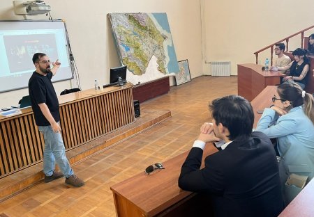 Tanınmış texnobloger tələbə-jurnalistlərinə ustad dərsi keçib - FOTO