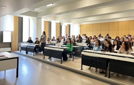 UNEC-də Ulu Öndərin iqtisadi irsi ilə bağlı məruzə dinlənilib