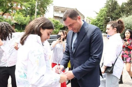 Gürcüstanın təhsil və elm naziri tədrisi Azərbaycan dilində aparılan məktəbdə buraxılış tədbirinə qatılıb - FOTO
