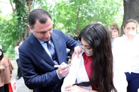 Gürcüstanın təhsil və elm naziri tədrisi Azərbaycan dilində aparılan məktəbdə buraxılış tədbirinə qatılıb - FOTO