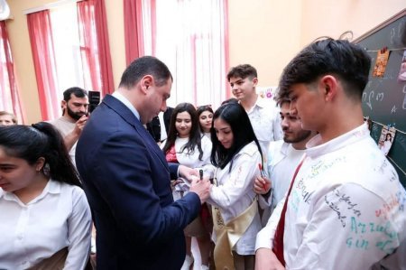 Gürcüstanın təhsil və elm naziri tədrisi Azərbaycan dilində aparılan məktəbdə buraxılış tədbirinə qatılıb - FOTO