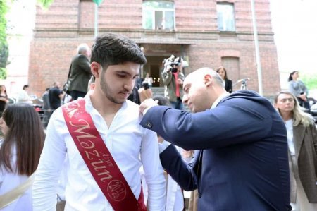 Gürcüstanın təhsil və elm naziri tədrisi Azərbaycan dilində aparılan məktəbdə buraxılış tədbirinə qatılıb - FOTO