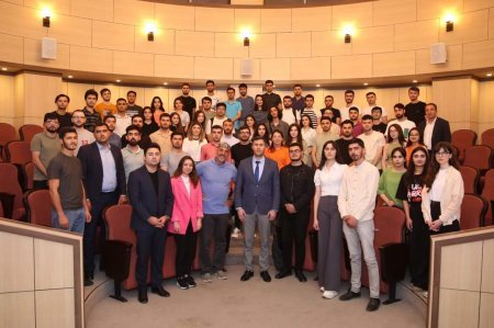 Tələbələrin tarixçi və tədqiqatçı Fuad Axundovla görüşü olub - FOTO