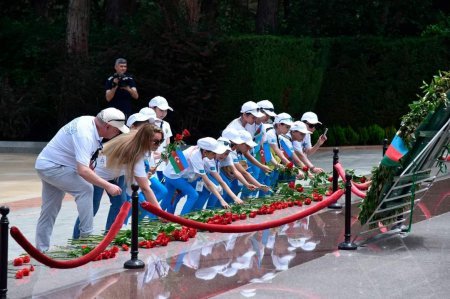 Türkdilli ölkələrin məktəbliləri Fəxri xiyabanı ziyarət ediblər - FOTOLAR Türkdilli ölkələrin məktəbliləri Fəxri xiyabanı ziyarət ediblər - FOTOLAR