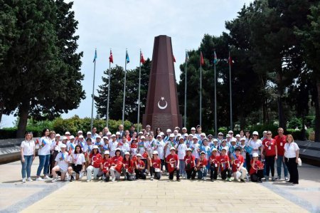 Türkdilli ölkələrin məktəbliləri Fəxri xiyabanı ziyarət ediblər - FOTOLAR Türkdilli ölkələrin məktəbliləri Fəxri xiyabanı ziyarət ediblər - FOTOLAR