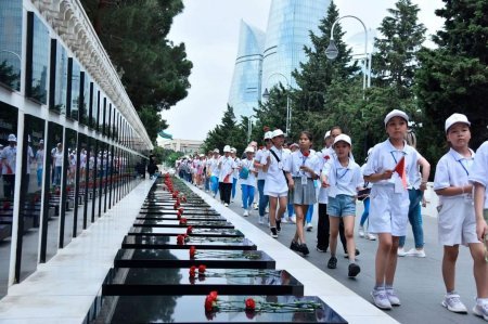 Türkdilli ölkələrin məktəbliləri Fəxri xiyabanı ziyarət ediblər - FOTOLAR Türkdilli ölkələrin məktəbliləri Fəxri xiyabanı ziyarət ediblər - FOTOLAR