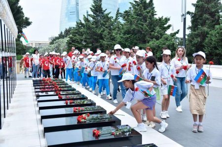 Türkdilli ölkələrin məktəbliləri Fəxri xiyabanı ziyarət ediblər - FOTOLAR Türkdilli ölkələrin məktəbliləri Fəxri xiyabanı ziyarət ediblər - FOTOLAR