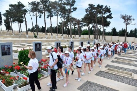 Türkdilli ölkələrin məktəbliləri Fəxri xiyabanı ziyarət ediblər - FOTOLAR Türkdilli ölkələrin məktəbliləri Fəxri xiyabanı ziyarət ediblər - FOTOLAR