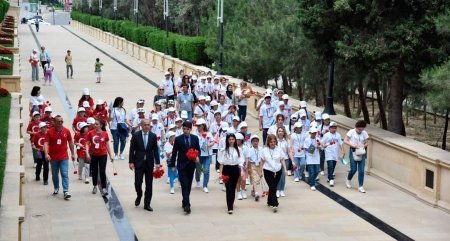 Türkdilli ölkələrin məktəbliləri Fəxri xiyabanı ziyarət ediblər - FOTOLAR Türkdilli ölkələrin məktəbliləri Fəxri xiyabanı ziyarət ediblər - FOTOLAR