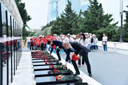 Türkdilli ölkələrin məktəbliləri Fəxri xiyabanı ziyarət ediblər - FOTOLAR Türkdilli ölkələrin məktəbliləri Fəxri xiyabanı ziyarət ediblər - FOTOLAR