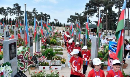 Türkdilli ölkələrin məktəbliləri Fəxri xiyabanı ziyarət ediblər - FOTOLAR Türkdilli ölkələrin məktəbliləri Fəxri xiyabanı ziyarət ediblər - FOTOLAR