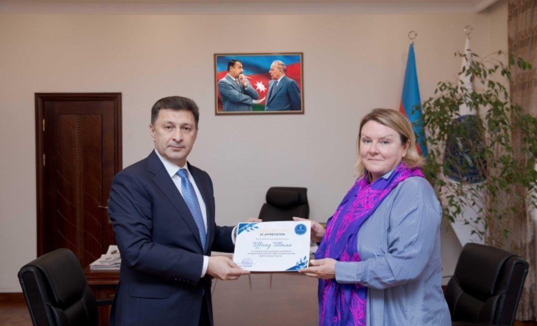 ATU-nun rektoru tanınmış mütəxəssisə sertifikat təqdim edib