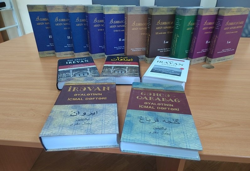 Tarix İnstitutu nəşr etdirdiyi kitabları oxucularına hədiyyə edir