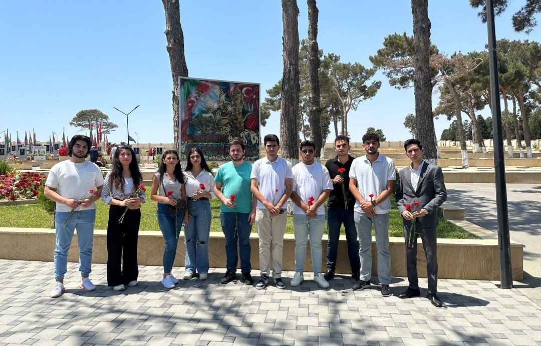BDU tələbələri Polad Həşimov və İlqar Mirzəyevin məzarlarını ziyarət ediblər