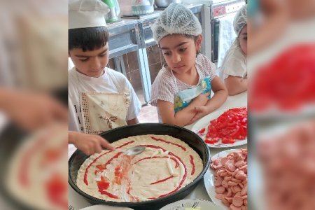 Bağçada uşaqlar pizza bişiriblər - FOTO Bağçada uşaqlar pizza bişiriblər - FOTO