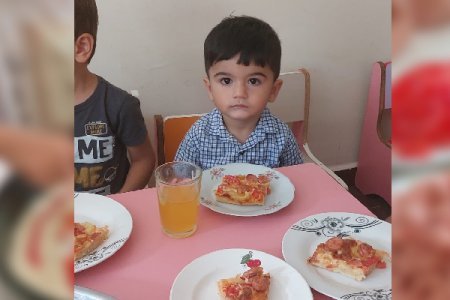 Bağçada uşaqlar pizza bişiriblər - FOTO Bağçada uşaqlar pizza bişiriblər - FOTO
