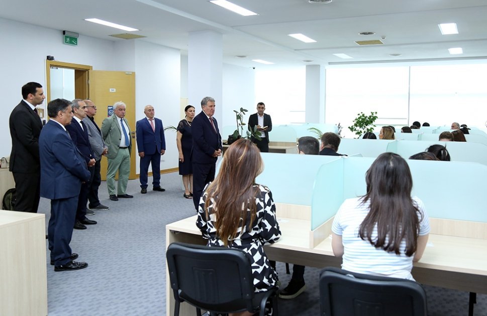 Akademik İsa Həbibbəyli fəlsəfə fənni üzrə qəbul imtahanının gedişatı ilə tanış olub