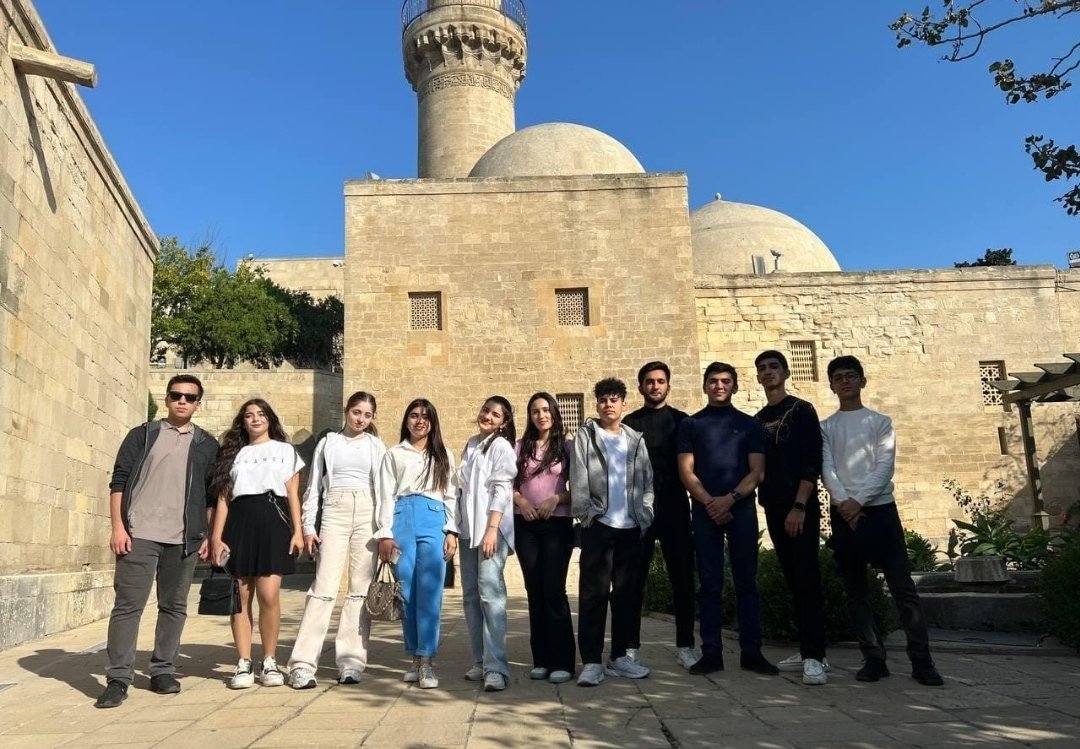 BDU könüllüləri Şirvanşahlar Saray Kompleksini ziyarət ediblər - FOTO
