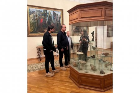 Türkiyəli yazıçılar Ədəbiyyat Muzeyində olublar - FOTO