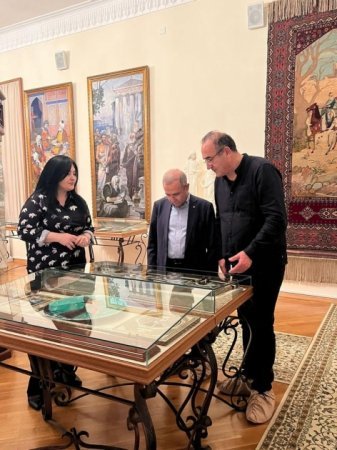 Türkiyəli yazıçılar Ədəbiyyat Muzeyində olublar - FOTO