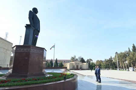 Emin Əmrullayev Şirvanda vətəndaşları qəbul edib - FOTO Emin Əmrullayev Şirvanda vətəndaşları qəbul edib - FOTO