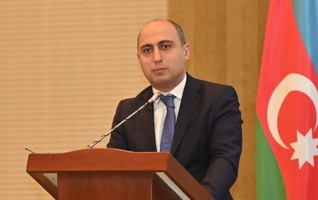 “Müəllimə açıqca, gül dəstəsi vermək olar, amma qızıl hədiyyəsi düzgün deyil”