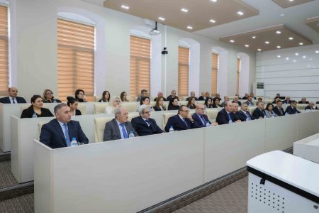 Həsən Həsənov Ulu Öndər Heydər Əliyev barədə xatirələrini UNEC kollektivi ilə bölüşüb