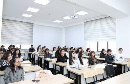 Tanınmış jurnalist BDU-nun Jurnalistika fakültəsinin tələbələrinə ustad dərsi keçib - FOTO
