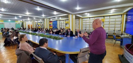 Fizika İnstitutunun əməkdaşı BDU-da məruzə ilə çıxış edib - FOTO