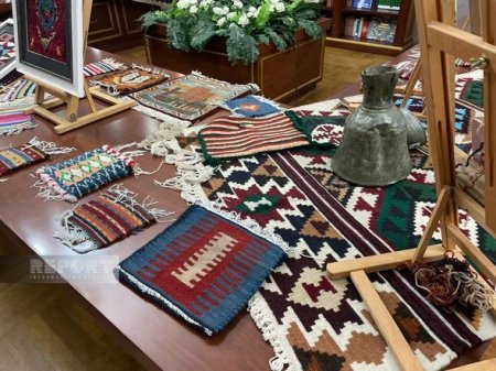 Gürcüstanda yaşayan əcnəbilər Azərbaycan xalçaları toxumağı öyrəniblər - FOTO Gürcüstanda yaşayan əcnəbilər Azərbaycan xalçaları toxumağı öyrəniblər - FOTO