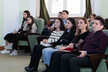 UNEC-də Dünya Azərbaycanlılarının Həmrəyliyi Günü və Yeni il münasibətilə bayram konserti keçirilib