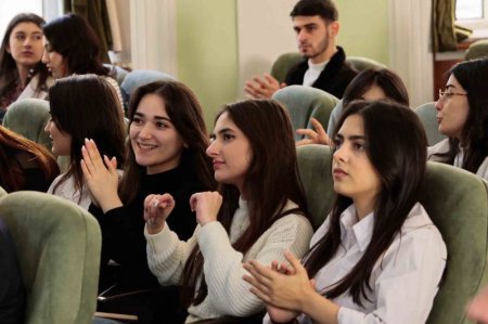 UNEC-də Dünya Azərbaycanlılarının Həmrəyliyi Günü və Yeni il münasibətilə bayram konserti keçirilib