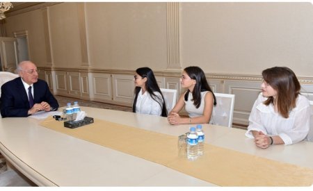 Zakir Fərəcov universitetlərə qəbul olan şəhid övladları ilə görüşüb - FOTO
