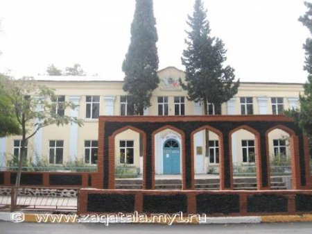 Şagirdlər qapıdan geri qaytarılır. Direktor qeyri-qanuni şəkildə... 